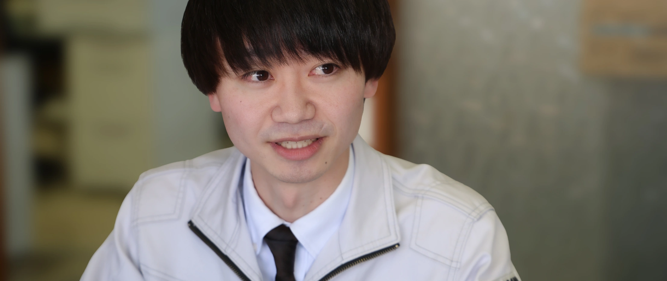インタビューに答える小宮山さん